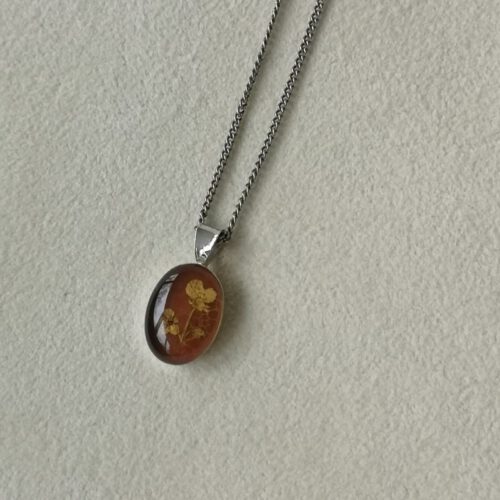 Vintage ketting hangertje droogbloemen in epoxy