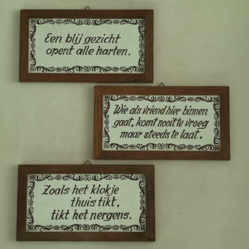Vintage spreuktegel ingelijst keuze uit 3; Een blij gezicht, Wie hier als vriend binnen gaat, Zoals het klokje thuis tikt