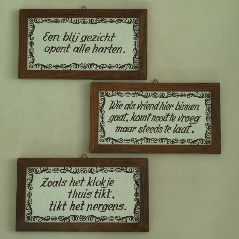 Vintage spreuktegel ingelijst keuze uit 3; Een blij gezicht, Wie hier als vriend binnen gaat, Zoals het klokje thuis tikt