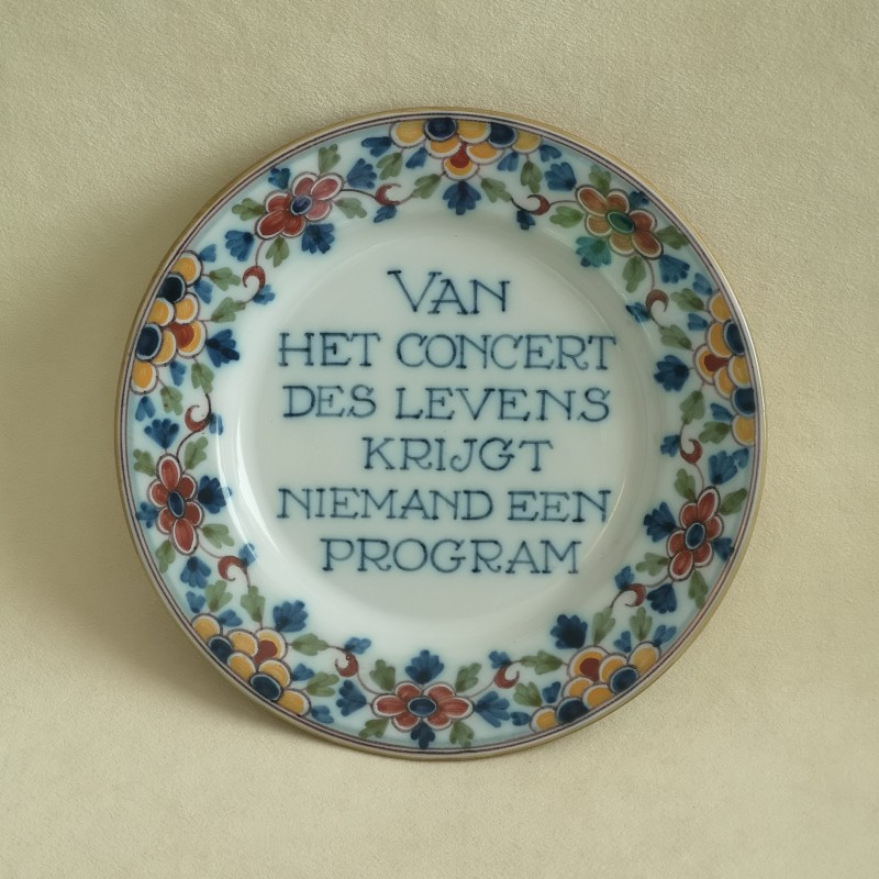Vintage keramiek wandbord spreuk Van het concert des levens krijgt niemand een program Makkum