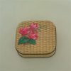 Vintage vierkant blik riet en cyclamen