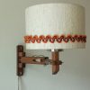 Vintage houten knikarmlamp met vintage kap