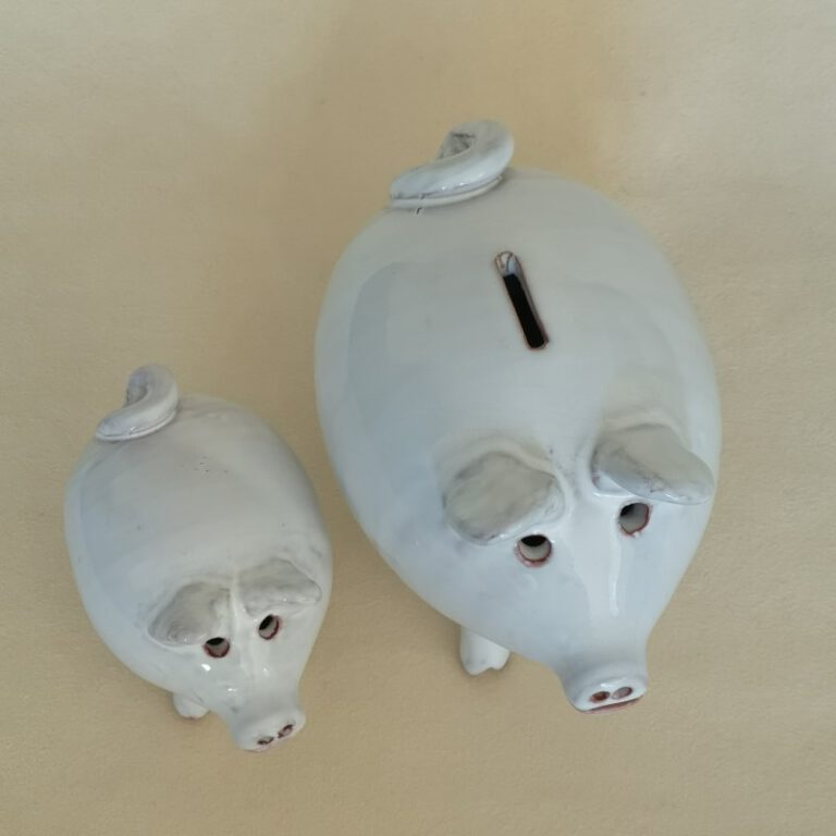 Het Ceramische Blauwe Spaarvarken Van Delft Met Euro Papiergeld Stock