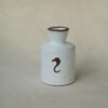 Vintage terracotta vaasje wit gestileerde afbeelding zeepaardje