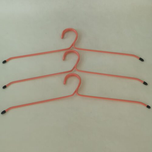 Vintage draadstaal kledinghangers / knaapjes oranje 3 stuks