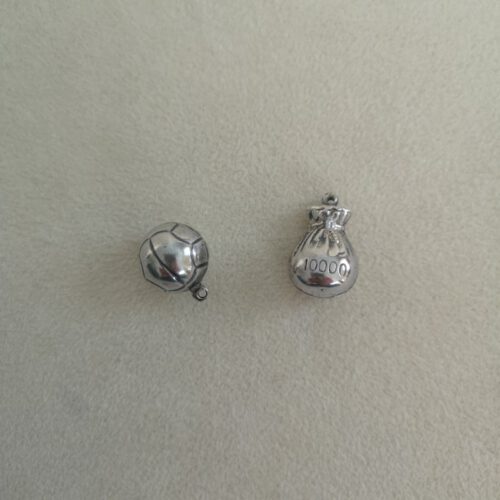 Vintage zilveren bedeltje; voetbal of zak 10000