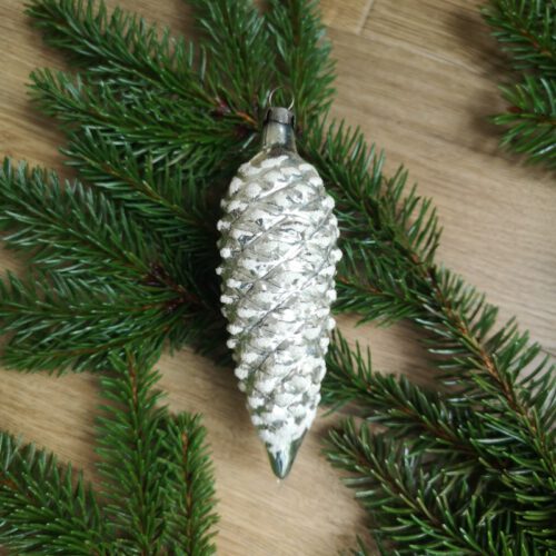 Antieke kerstbal dennenappel zilver met wit groot