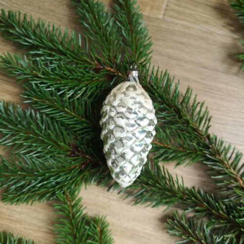 Antieke kerstbal dennenappel zilver met wit klein