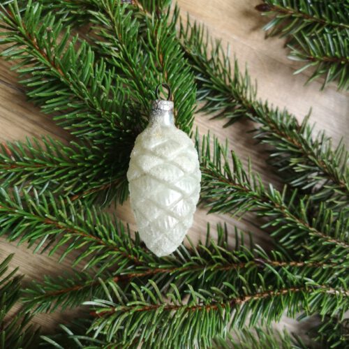 Vintage kerstbal dennenappel ‘iced’ met wit klein