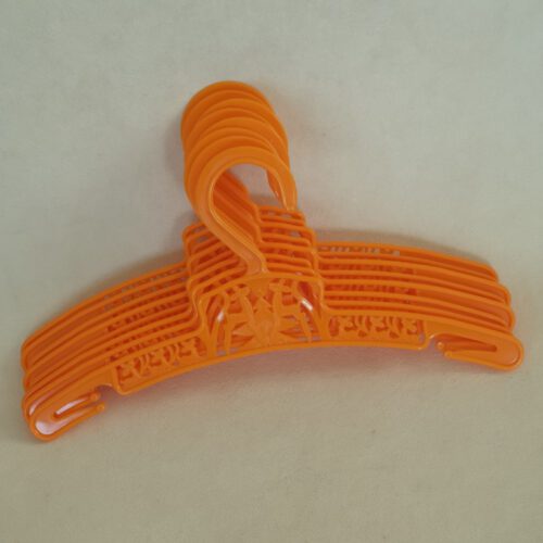 Vintage kunststof kinder / baby / poppen kledinghangers hertjes oranje 8 stuks