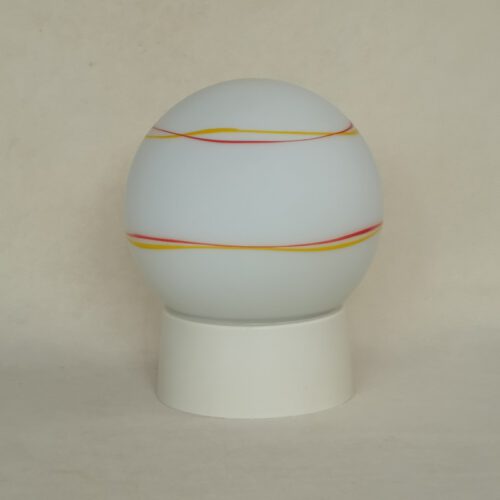 Vintage glazen plafondlamp / bol lamp mat wit met geel en rode strepen