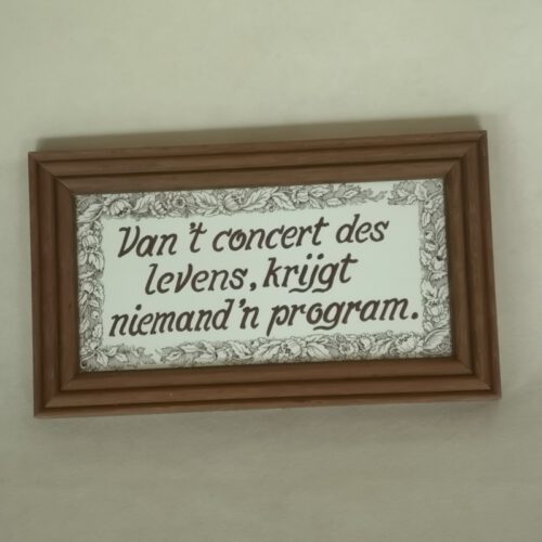 Vintage wandtegel spreuk ingelijst Van het concert des levens heeft niemand een program Mosa