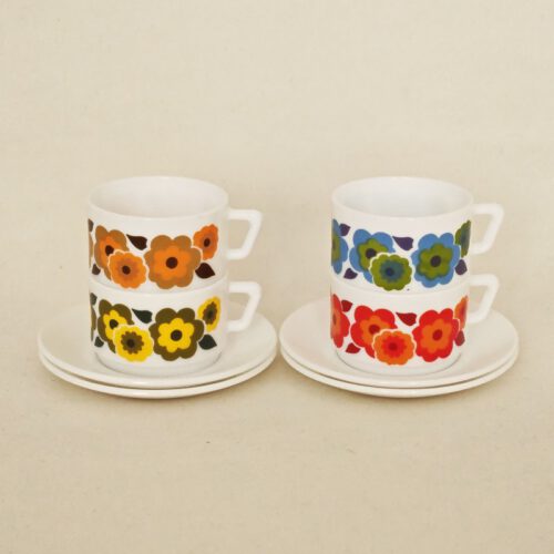 Vintage melkglazen kop en schotels Arcopal France Lotus 4 stuks