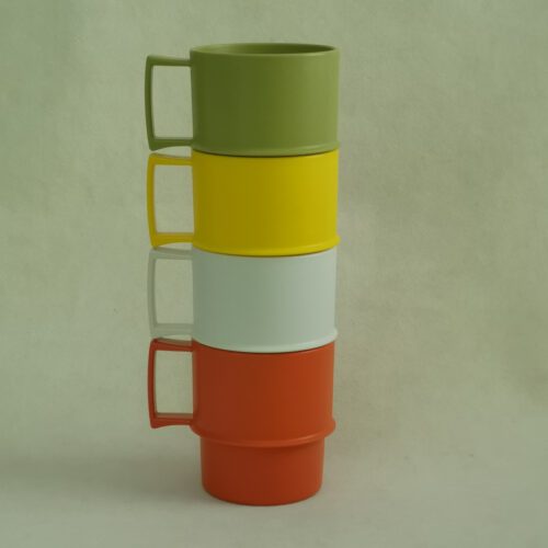 Vintage kunststof Tupperware bekers 4 stuks diverse kleuren