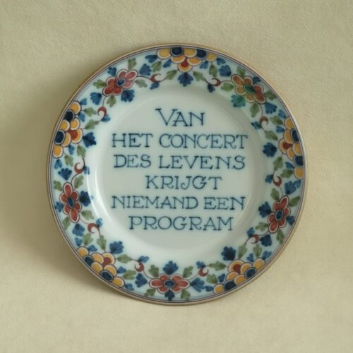 Vintage keramiek wandbord spreuk Van het concert des levens krijgt niemand een program Makkum