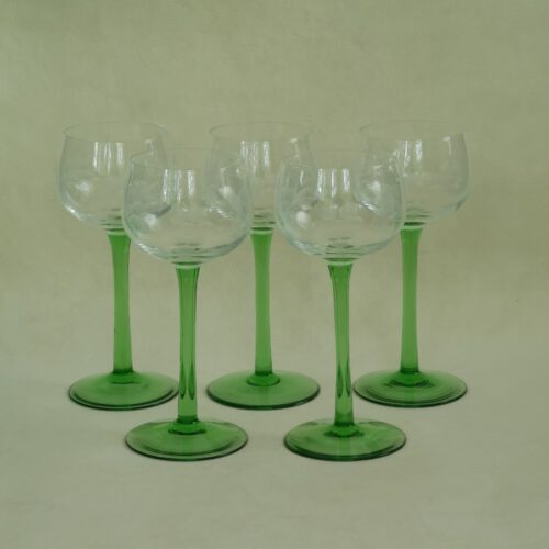 Vintage wijnglazen op groene voet met gegraveerde druiventrossen 5 stuks